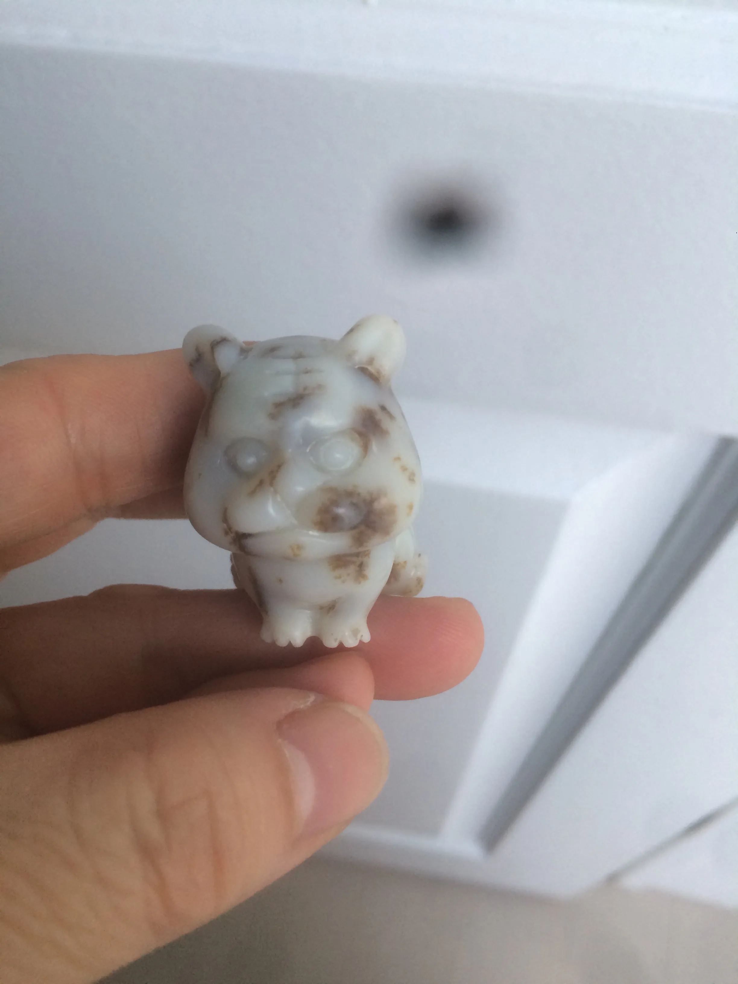 100% Natural white beige with black/brown flying dandelions Osmanthus fragrant nephrite Hetian Jade bull doggy desk decor/worry stone HF35-4