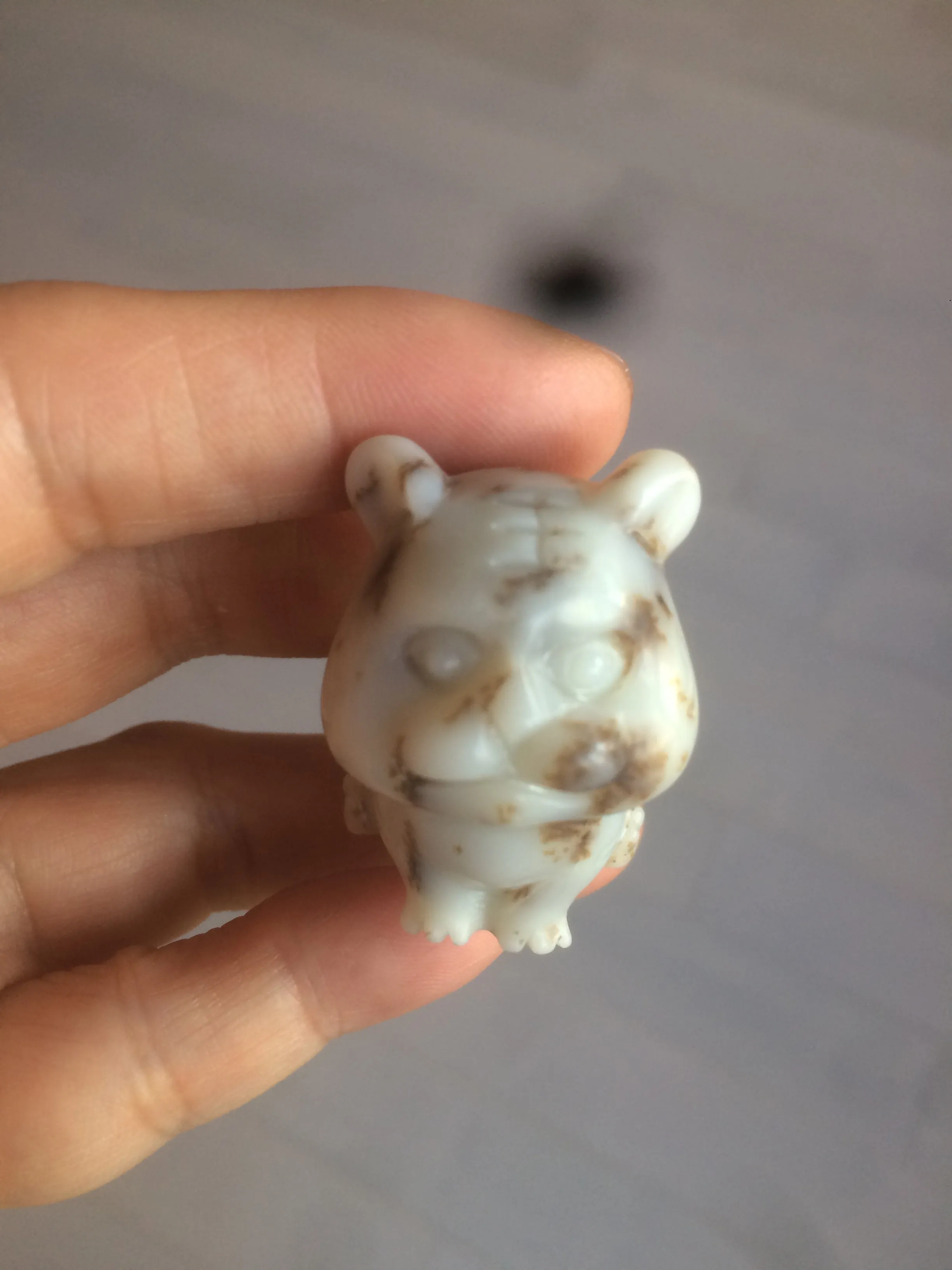 100% Natural white beige with black/brown flying dandelions Osmanthus fragrant nephrite Hetian Jade bull doggy desk decor/worry stone HF35-4