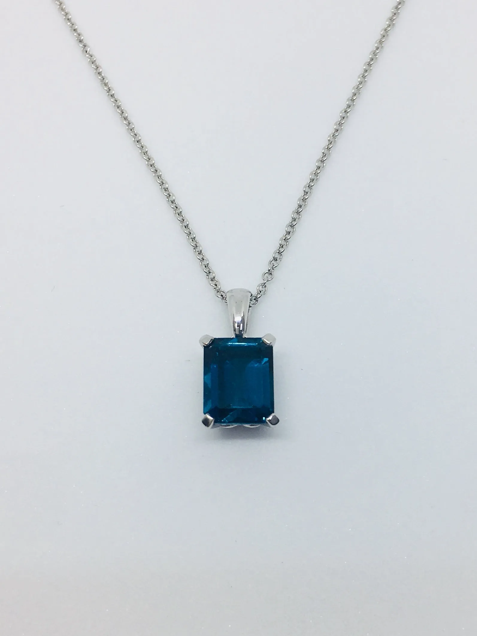 9ct White Gold & Blue Topaz Pendant GP2024T